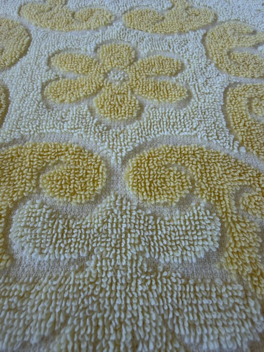VTG Cannon Royal Family Yellow Snowflake Sculpted Bath Towel Fringe 24x41 GUC